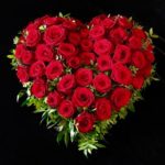 Trauerherz mit roten Rosen für den Friedhof Kissing